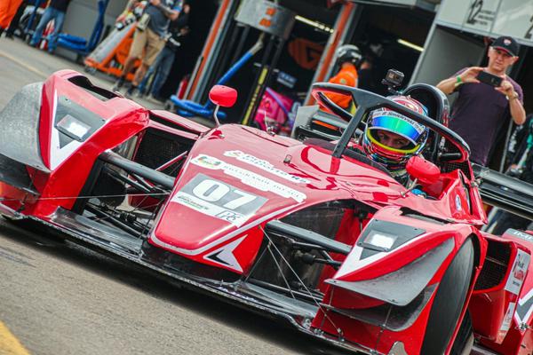 Bruno Smielevski comemora vitória em sua estreia no Endurance Brasil