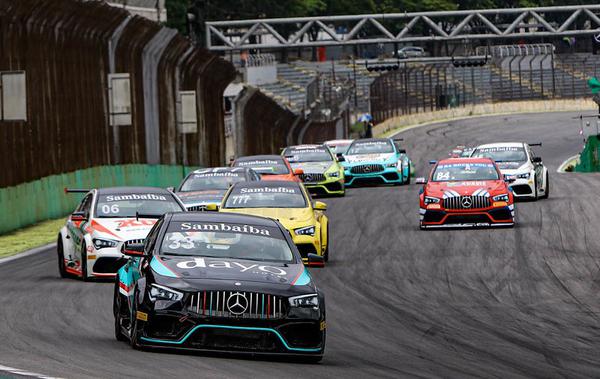Após dois pódios, o cearense Adriano Rabelo segue na liderança no Mercedes-Benz Challenge