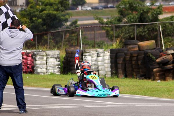 Segunda vitória leva Theo Salomão à liderança da Júnior Menor na Copa São Paulo Light de Kart