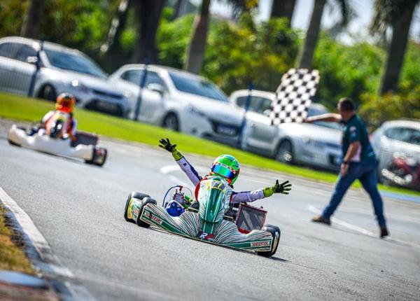 Gustavo Bonk comemora a conquista de seu segundo título de caráter nacional