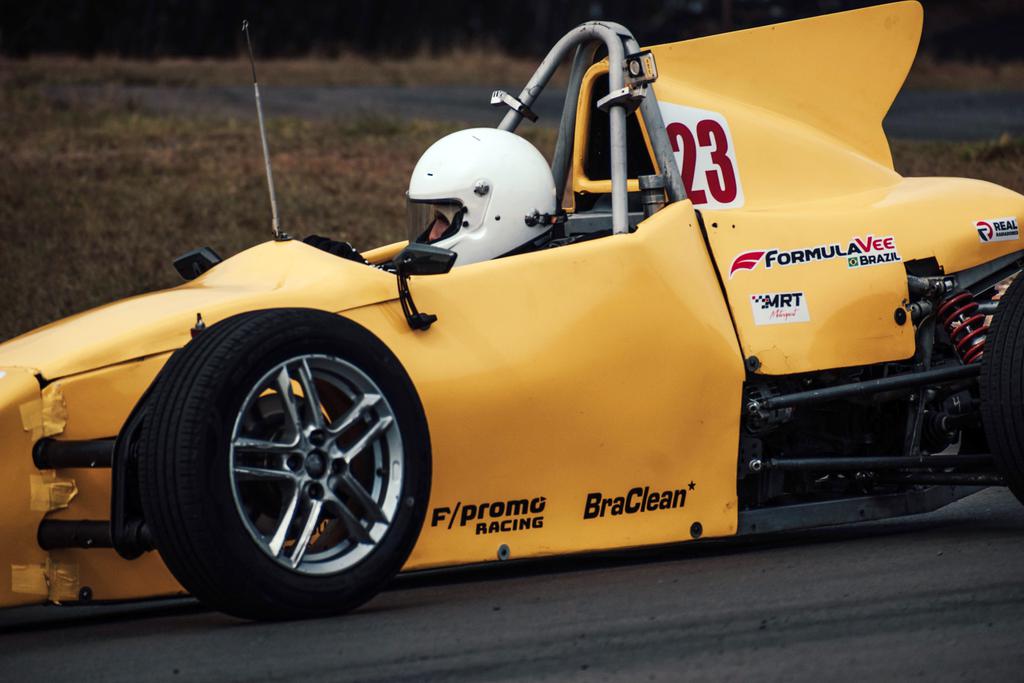 João Guimarães tem dia intenso de treinos na Fórmula Vee Open e se prepara para defender liderança no kart