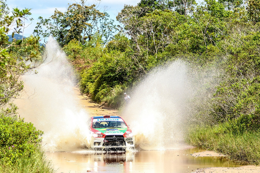 Com show de manobras, Paranaense de Rali começa em Guaratuba