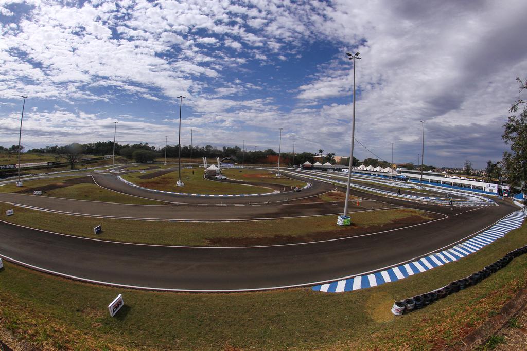 Londrina realiza 1ª etapa da Regional Cup de Kart