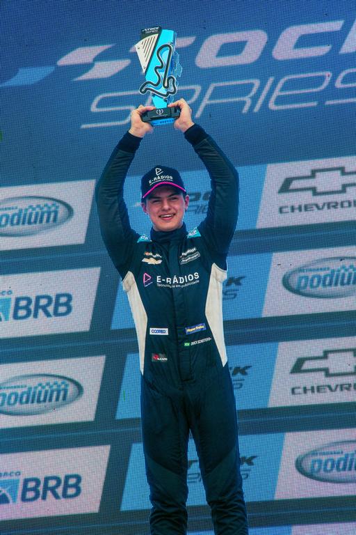 Atuação sem erros na chuva garante primeira vitória de Erick Schotten na Stock Series