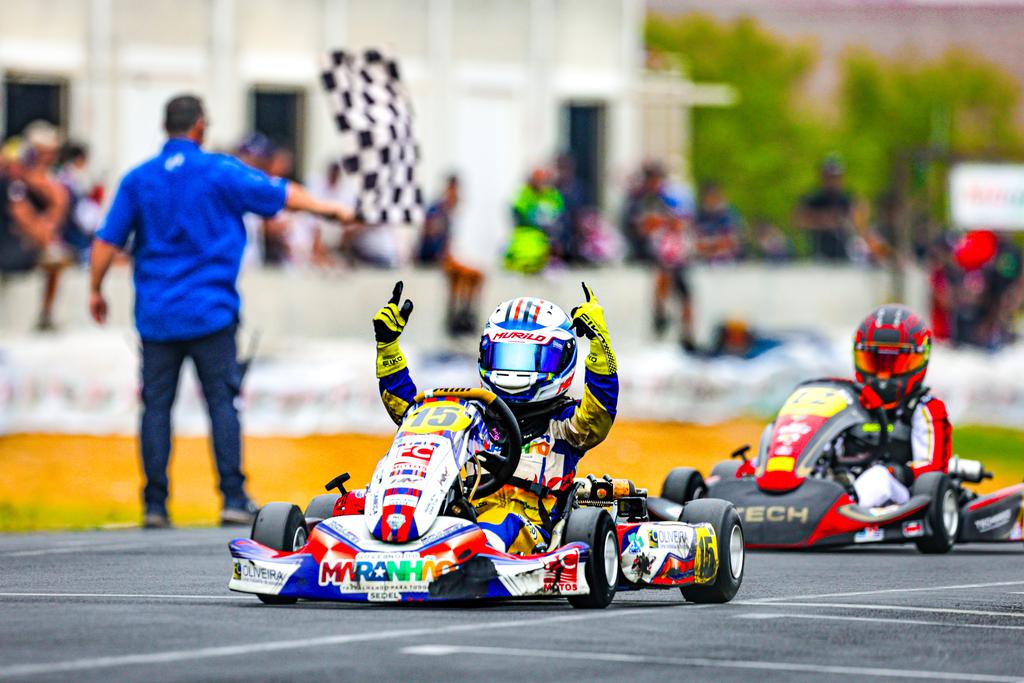 Murilo Dominguez dá show, mas punição por bico lhe tira título na categoria Mirim no Brasileiro de Kart