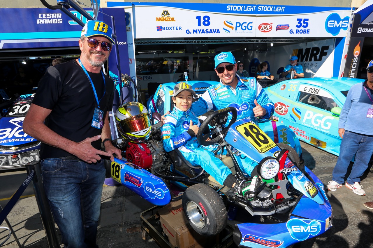 Akyu Myasava tem um fim de semana de piloto profissional