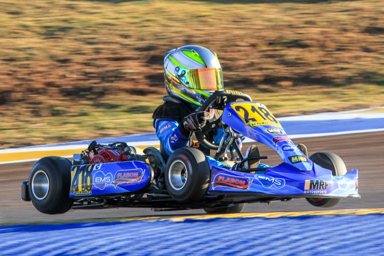 Acidente joga Akyu Myasava para o fim do grid da Final da Cadete