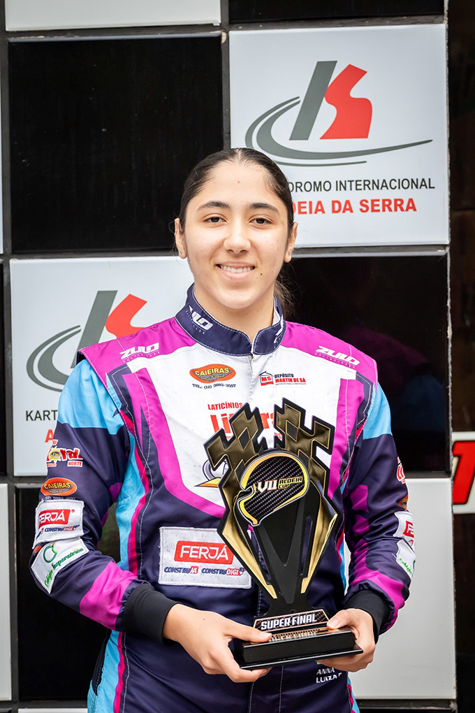 Anna Luiza Pimpão alcança pódio na final da Copa V11