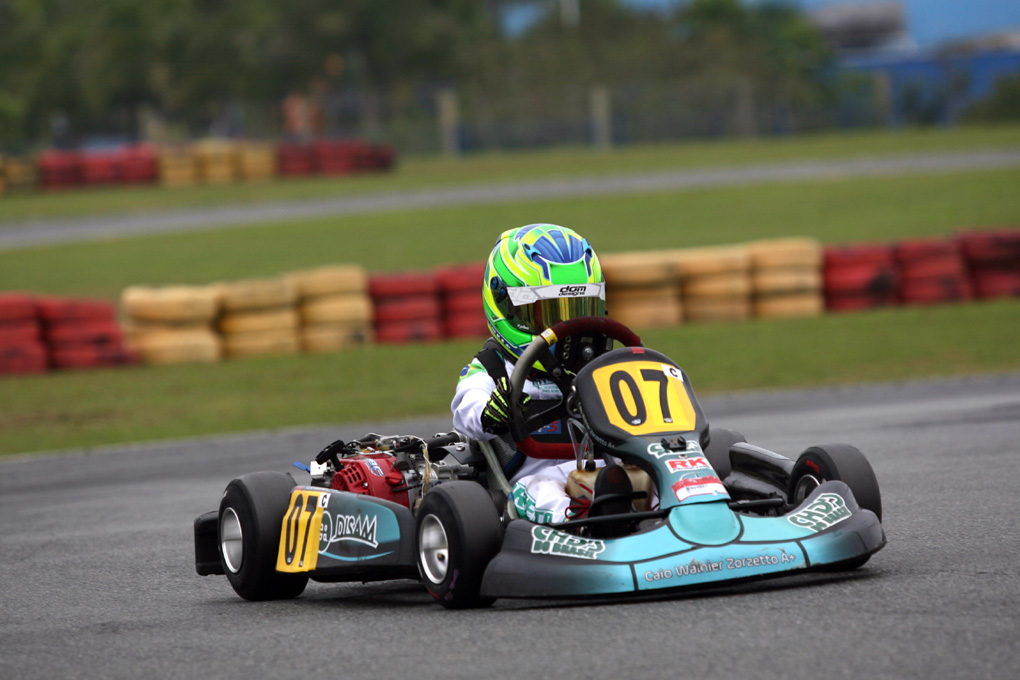 Caio Zorzetto pronto para a abertura do Citadino de Kart de Foz do Iguaçu