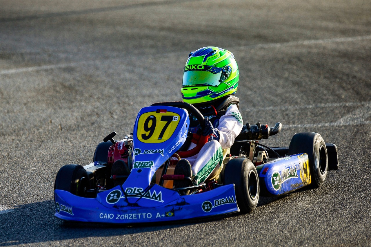 Zorzetto sofre com excesso de borracha em Interlagos