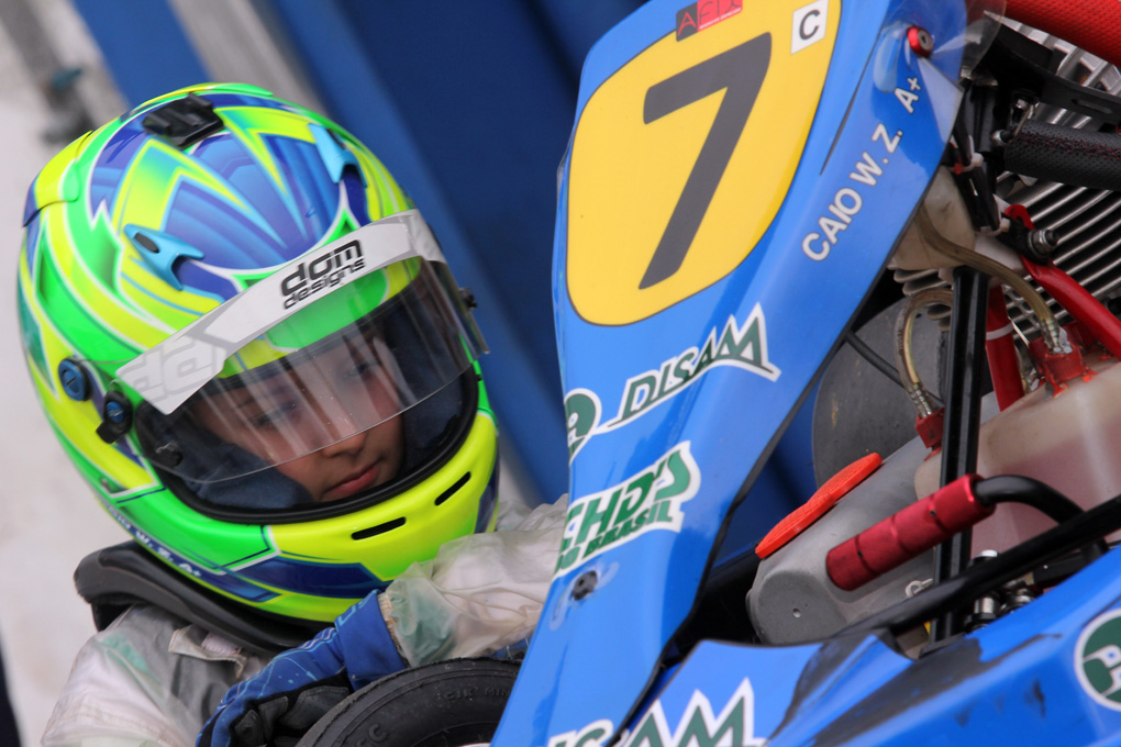 Caio Zorzetto disputa preliminar das 4 Horas de Kart de Cascavel