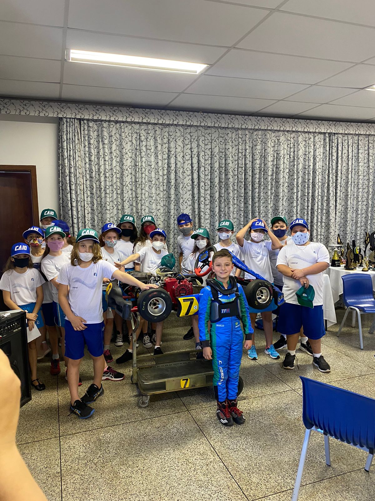 Zorzetto é entrevistado por colegas de escola antes do Brasileiro de Kart