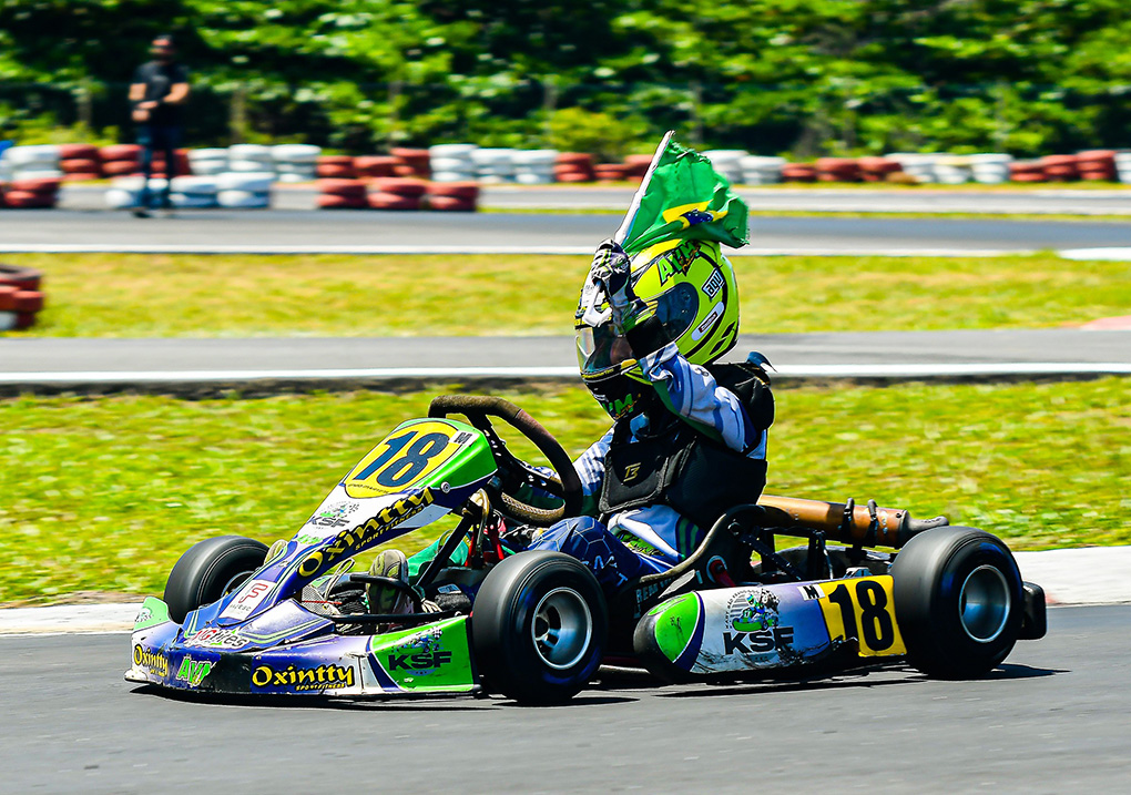 Enzo Martins fecha temporada de estreia com três títulos de campeão