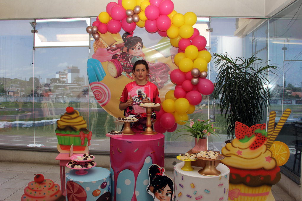 Giovana Marinoski ganha festa surpresa nos boxes do Raceland