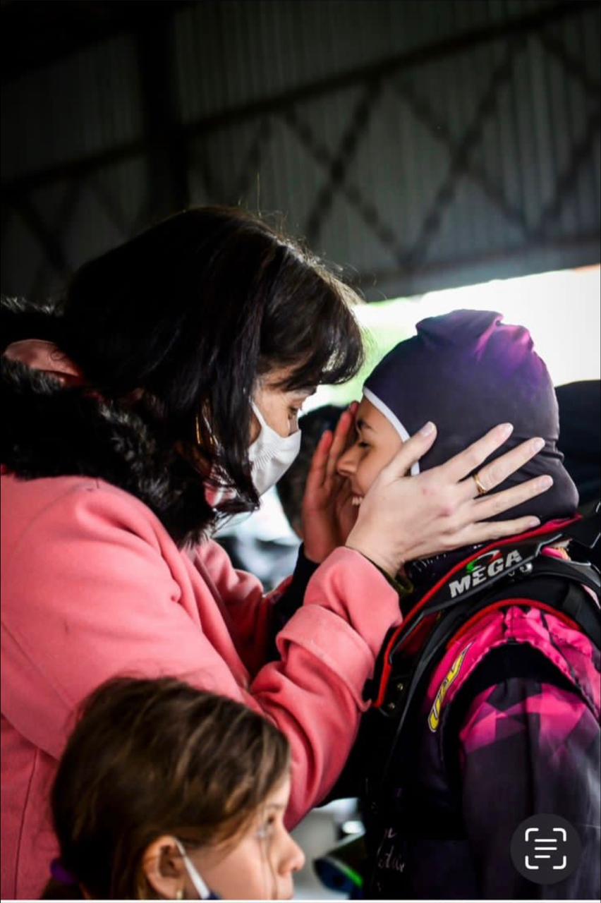 Giovana Marinoski quer	mais meninas no kartismo