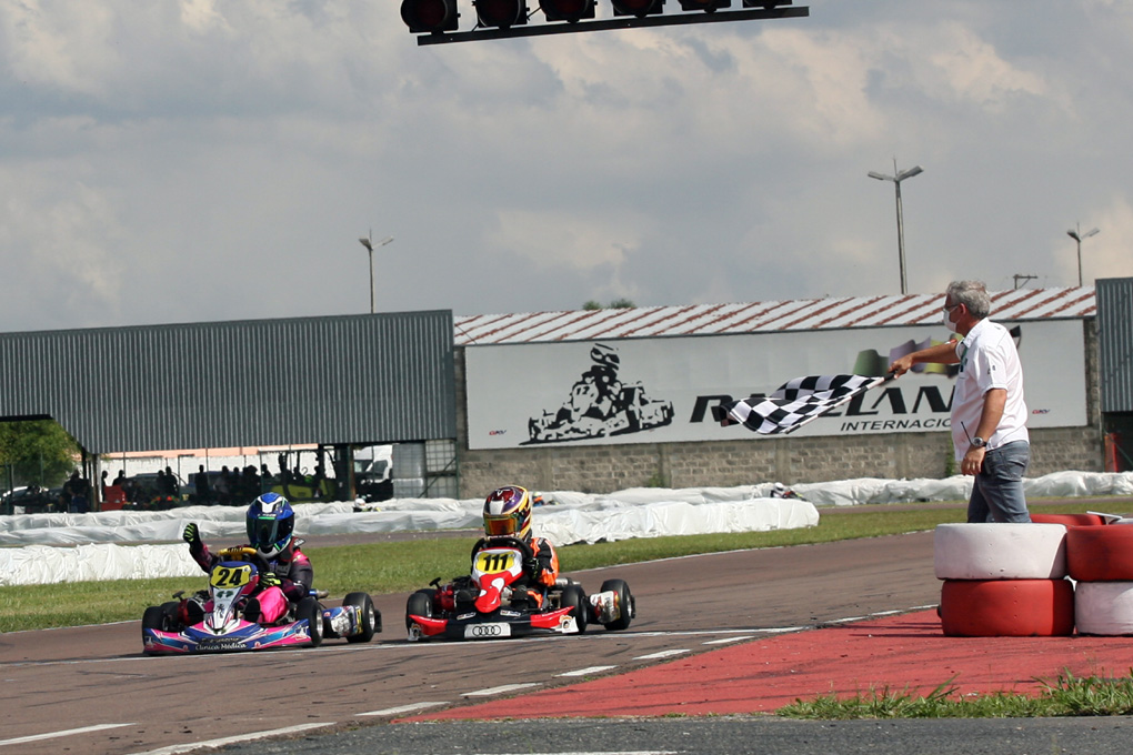 Giovana Marinoski faz sua melhor corrida com pole e 3º lugar na Copa Super Paraná