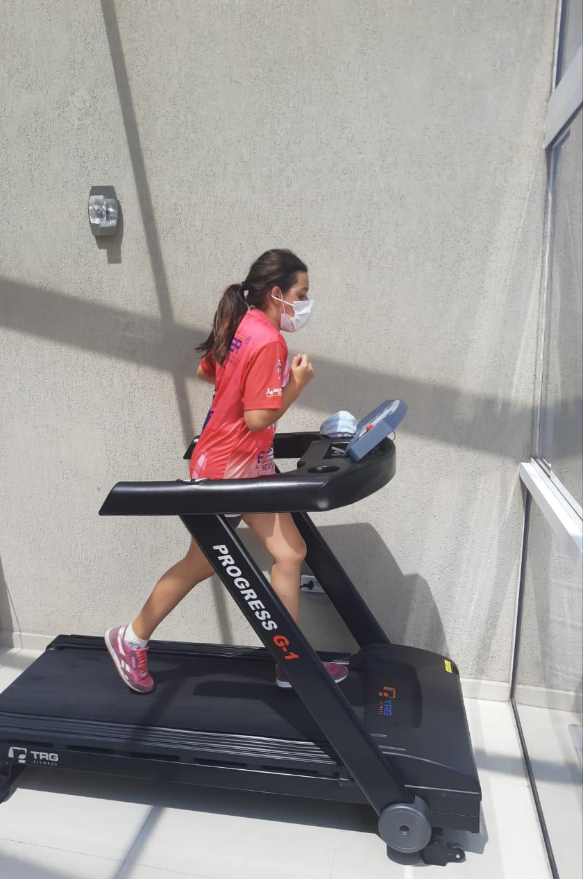 Giovana Marinoski cuida, em casa, de sua preparação física