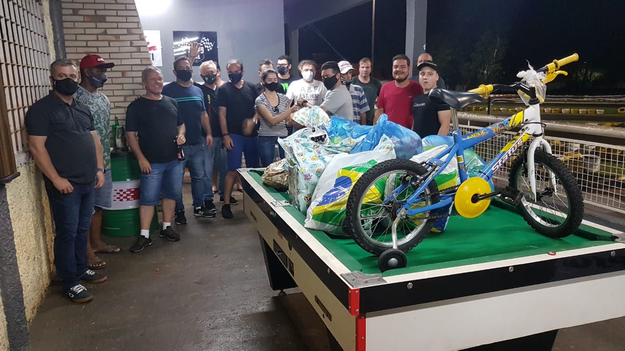 Kartistas de Foz do Iguaçu doam brinquedos à crianças do Portal