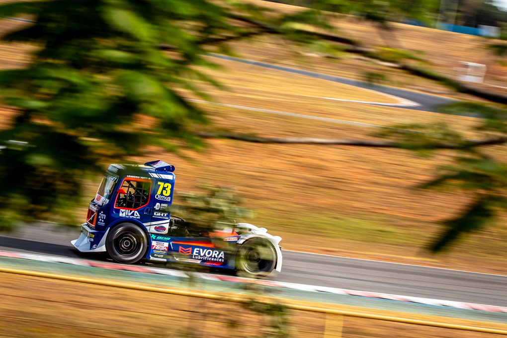 Leandro Totti ajusta a eletrônica do Volvo para o treino classificatório da Copa Truck