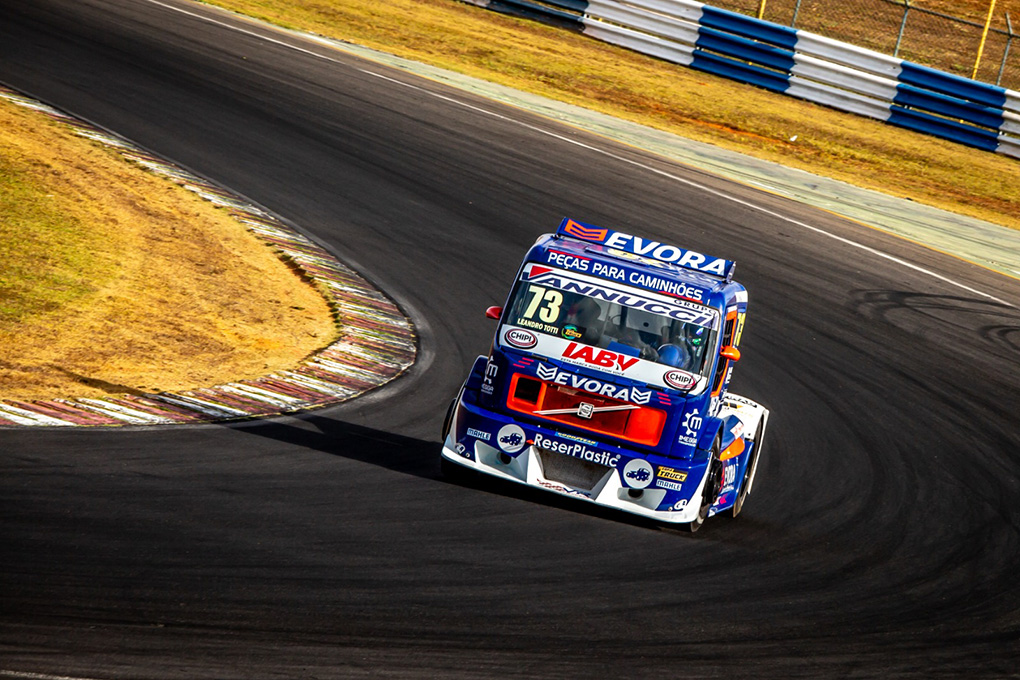 Totti volta a ter problemas com fumaça na Copa Truck