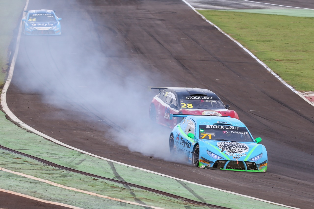 Myasava e Dallefe são vítimas dos pneus na Stock Light em Cascavel