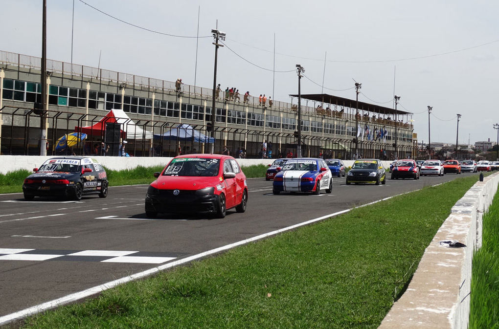 Lucas Inoue conquista primeira vitória no Paranaense de Marcas