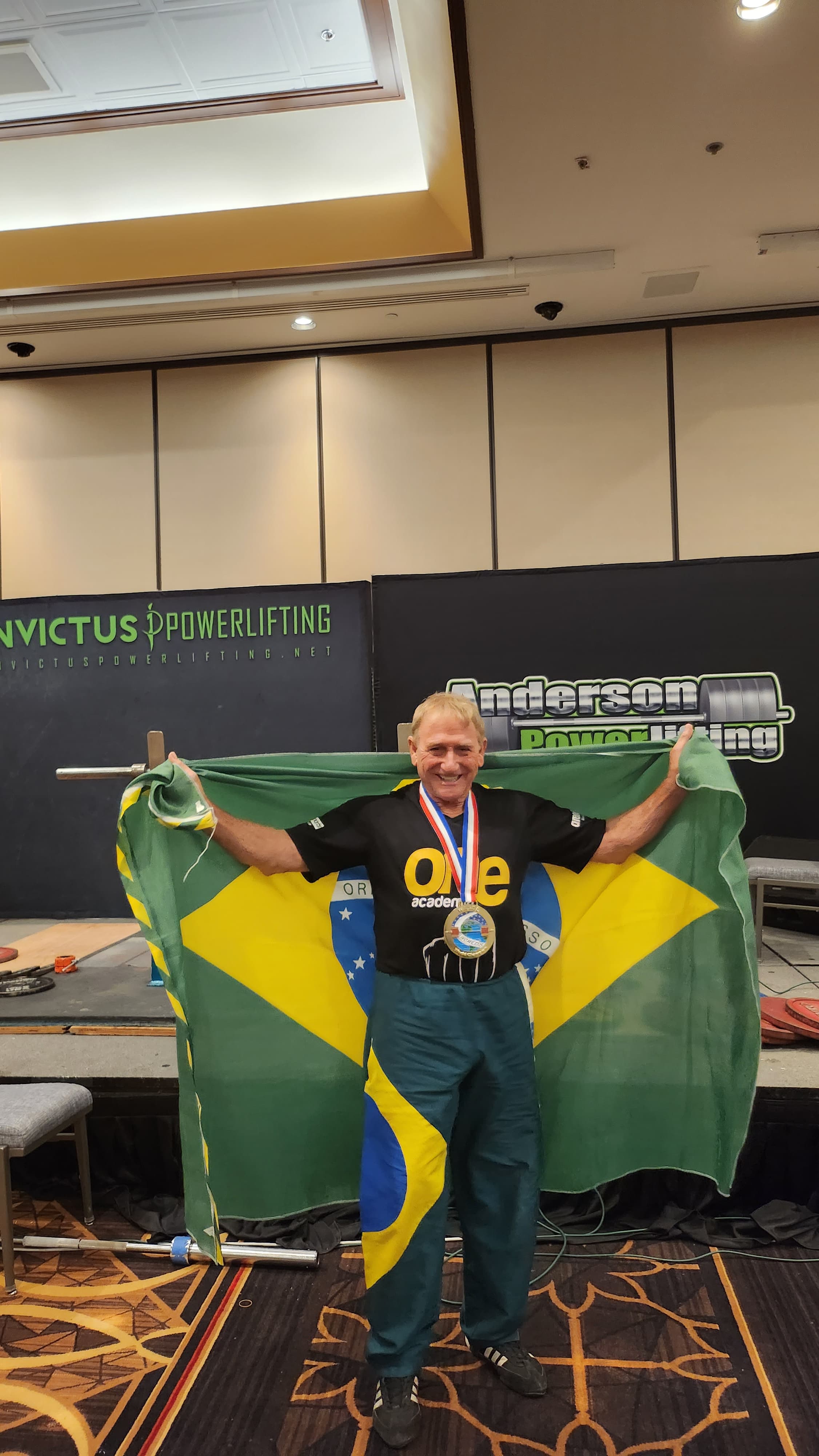 Olício dos Santos é decacampeão mundial de levantamento de peso