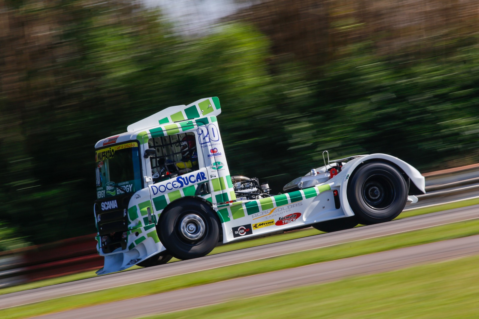 Muffato larga na pole position na abertura da F-Truck em Guaporé