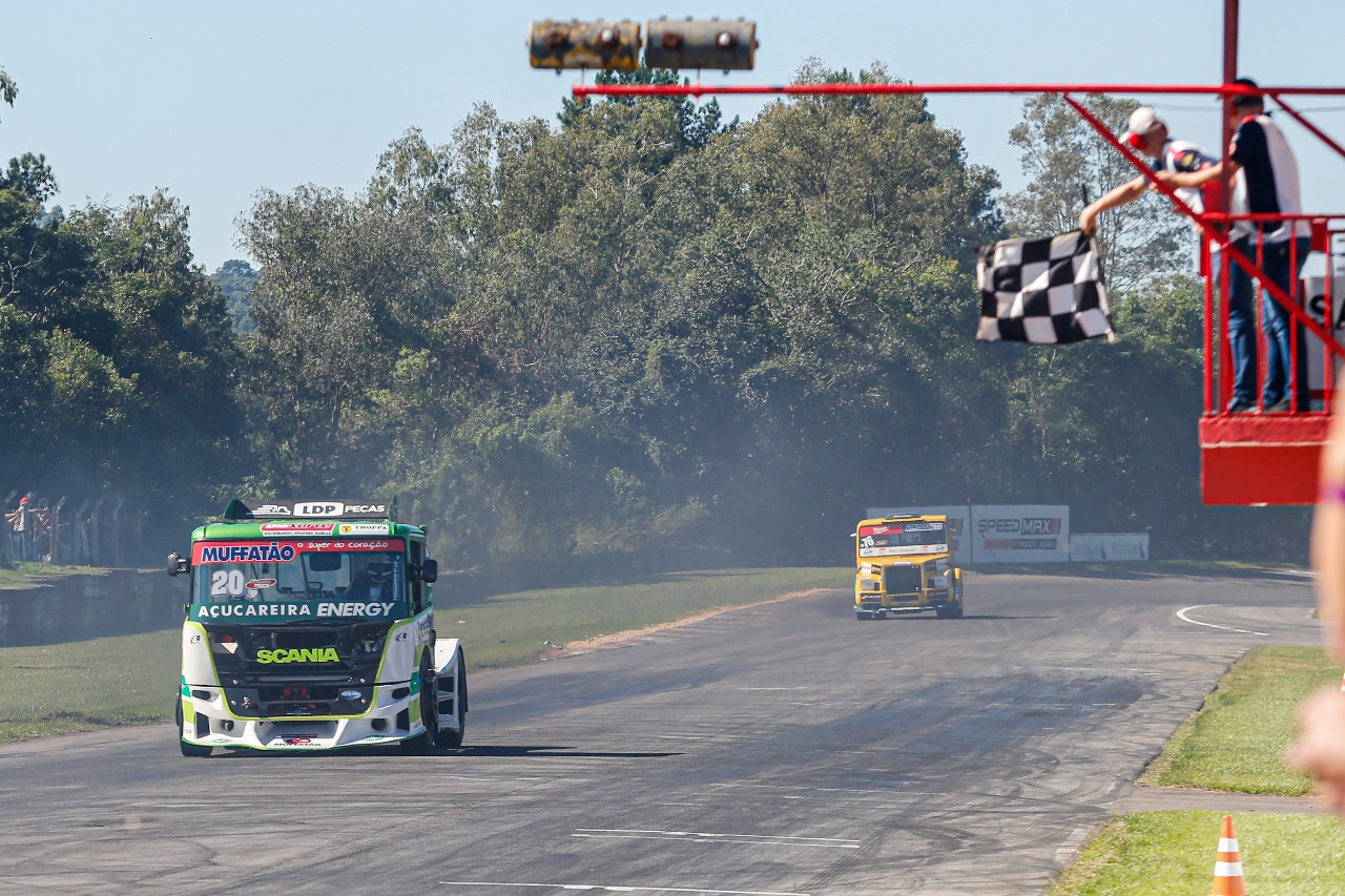 Com show, Pedro Muffato e Rampon vencem a Fórmula Truck em Guaporé