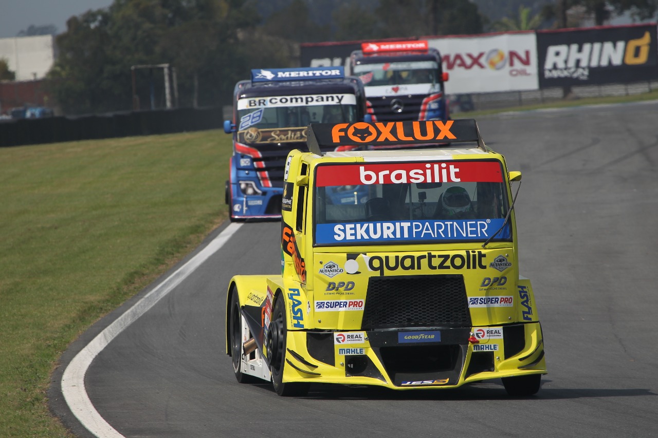 Rodrigo Pimenta enfrenta problemas com o trambulador no seu retorno à Copa Truck