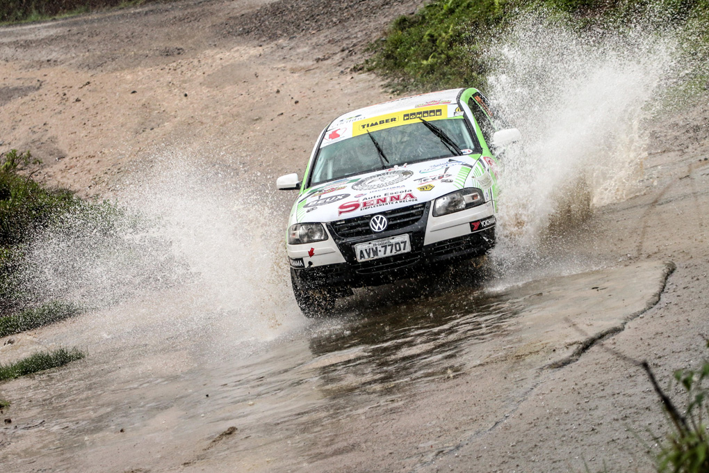 Paranaenses continuam líderes no Brasileiro de Rali, apesar da quebra