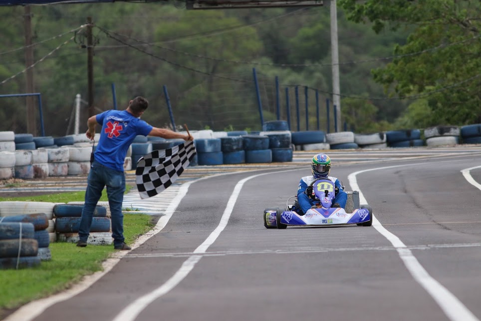 Em dia de temporal, Cascavel conhece os campeões do Metropolitano de Kart
