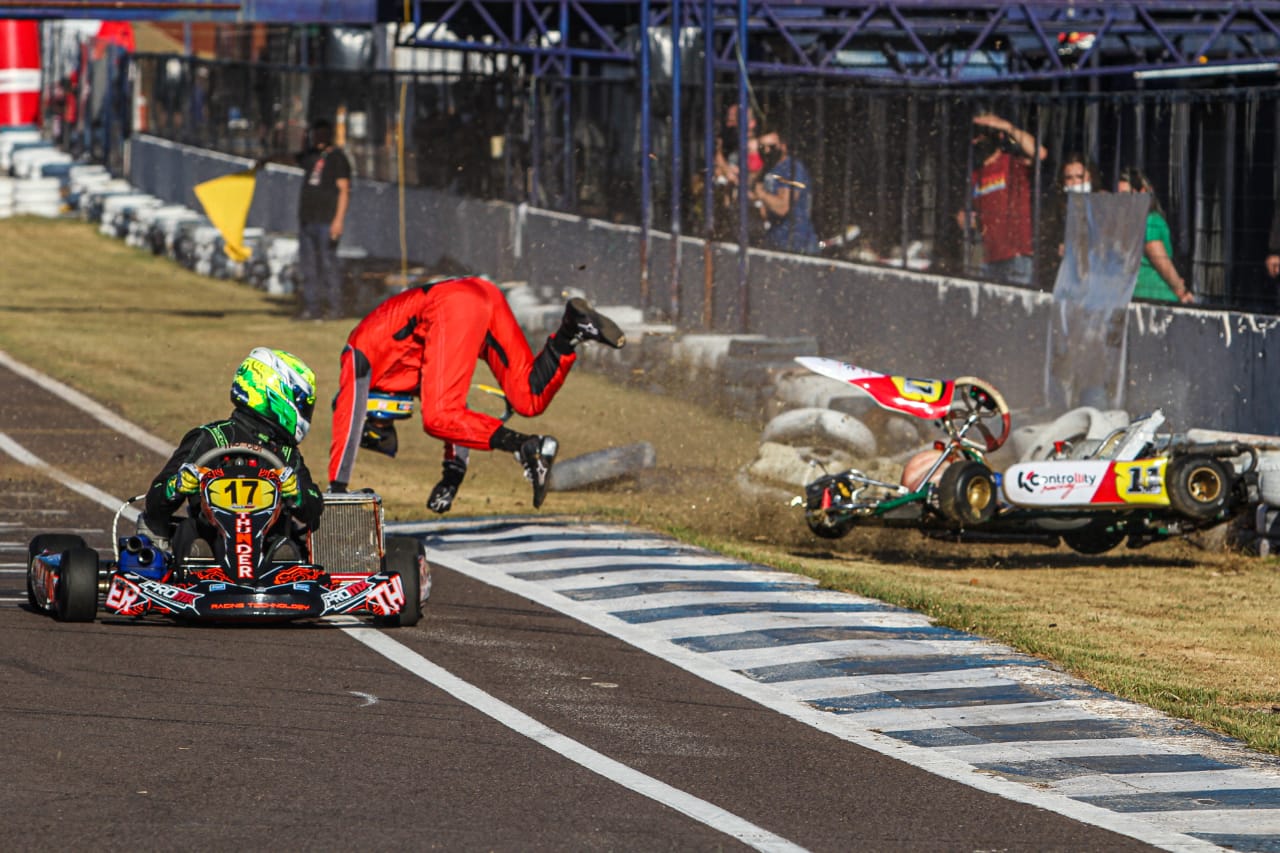 Metropolitano de Kart de Cascavel começa com acidente espetacular