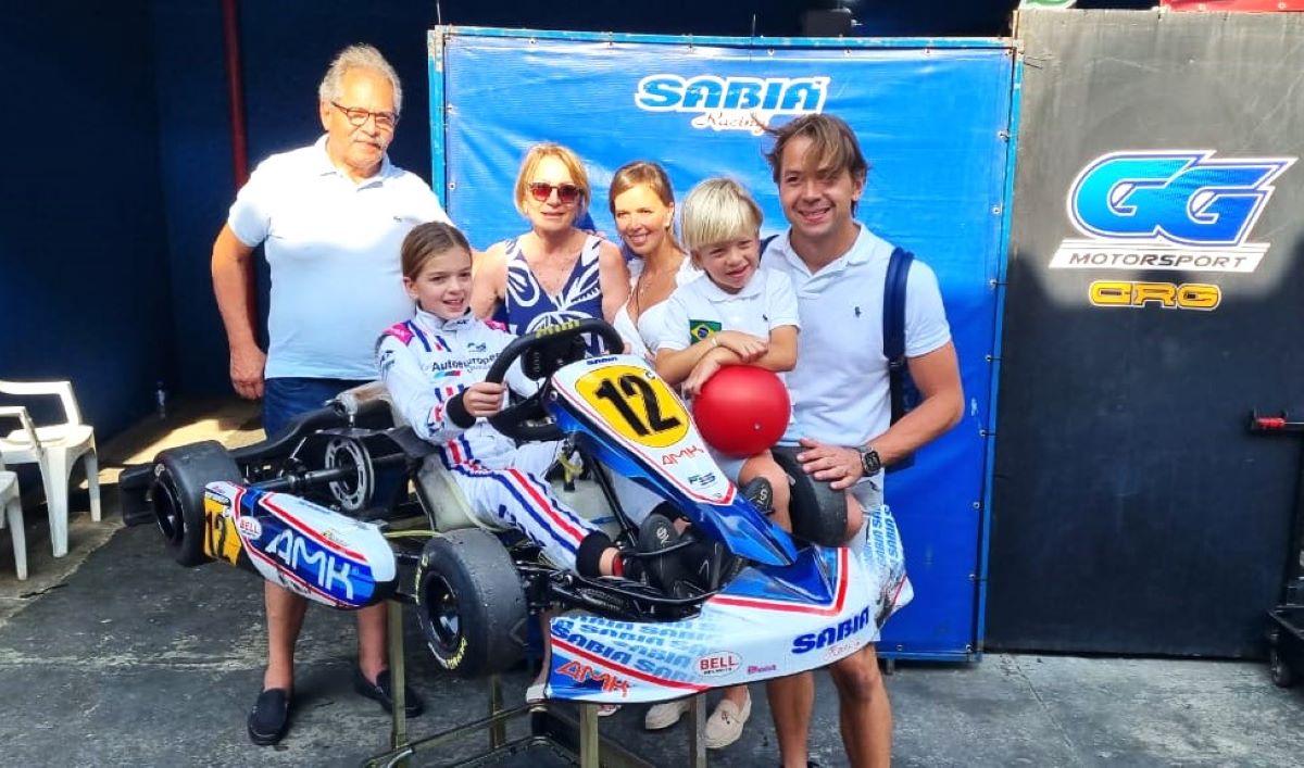 Vicky Farfus estreia com pódio em prova de longa duração